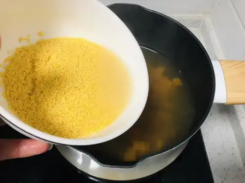 煮小米粥,冷水下锅还是热水下锅,很多人没搞明白,难怪不好喝
