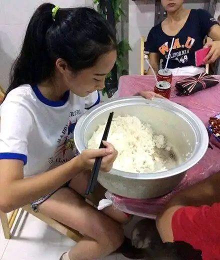 搞笑图片幽默段子笑话妹子你的饭量很大啊,养活你还真不容易
