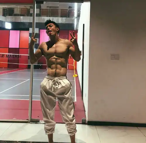 腹肌宛如搓衣板,胸肌霸气如雕刻,这痞帅肌肉模特,真是棒棒哒八块腹肌网易订阅
