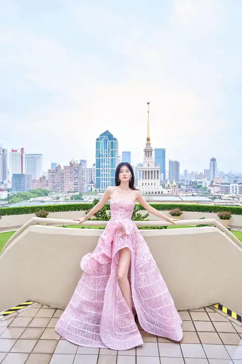 白玉兰颁奖典礼开幕,女明星红毯之争正式打响,谁能艳压全场
