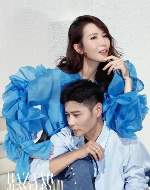 蔡少芬夫妇七夕大撒糖,张晋帮老婆涂口红上演摸头杀,甜如初恋
