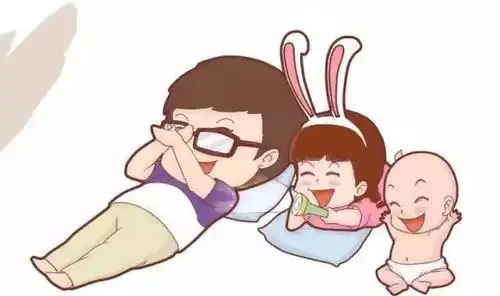 带娃太累宝爸有绝招,躺着也能带娃
