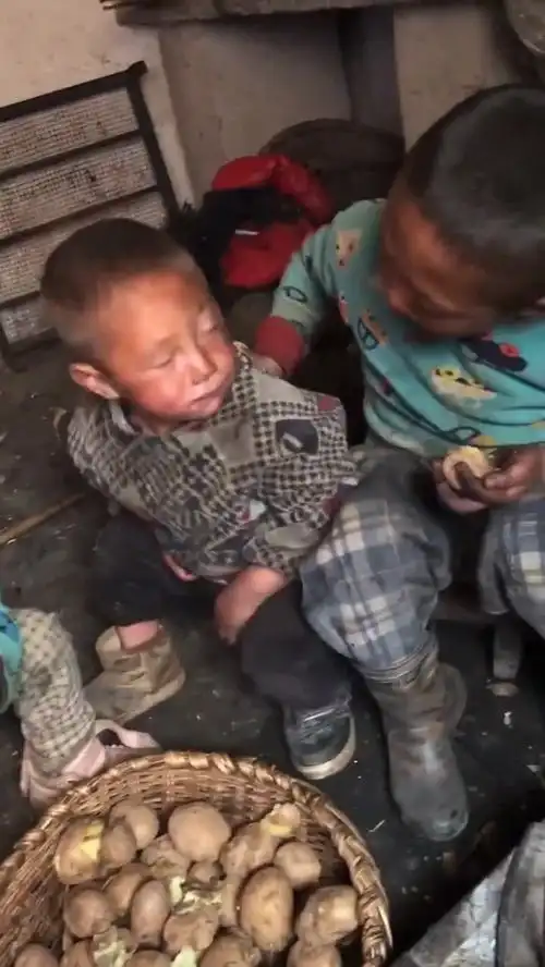 孩子从小就没了爸爸,穷的吃不起饭,爸爸我好想你
