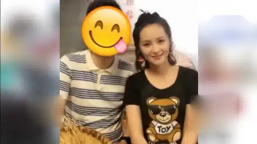 邓莎母子穿亲子装现身机场大麟子啃零食表情超有戏