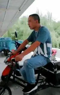 爆笑gif趣图这宝贝好淡定冷静,长大必成大器

