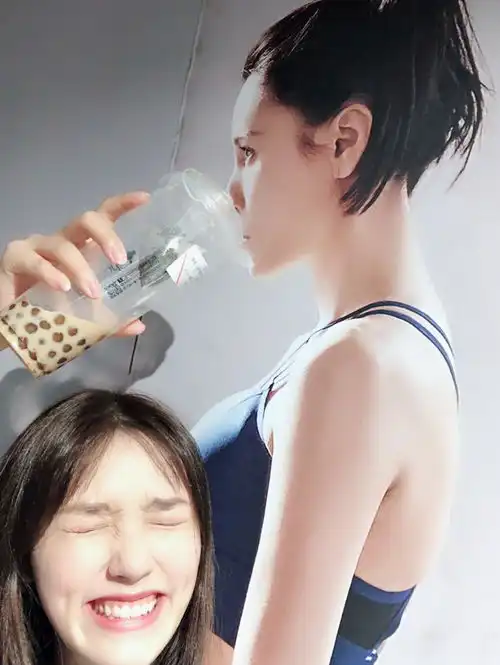 组图林允调皮喂张蓝心海报喝奶茶表情搞怪欢脱又可爱
