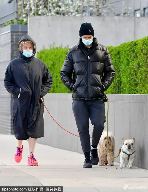 组图狼叔杰克曼戴口罩防疫与爱妻散步遛狗一路热聊
