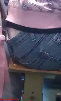 这个小女孩漂亮吗她露的是内裤还是秋裤
