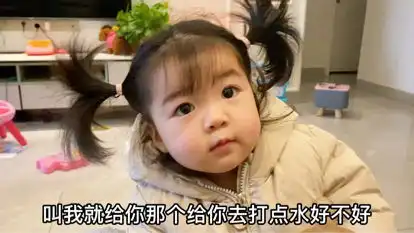 调皮的萌娃把牙签放到沙发,爸爸倒霉中招,直呼今天下雪不准出去
