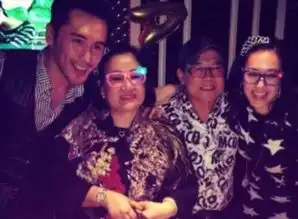 奶茶妹妹一家合照总觉得哪不对田亮一家就是复制粘贴啊
