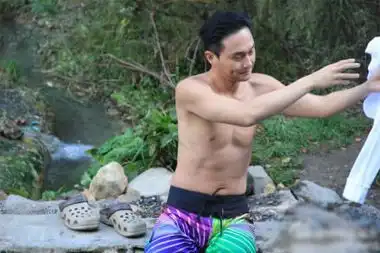 43岁张智霖泡温泉秀胸肌八块腹肌秒杀小伙图
