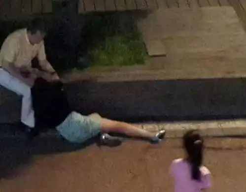 19年男子亲吻女友时舌头被咬断,女友称是正当防卫,法院如何判
