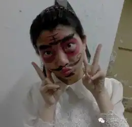 搞笑图片爆笑gif妹子,姑娘你出行的阵仗有点大啊
