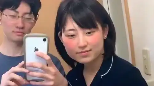 一对搞笑的日本情侣,开始故意扮丑,镜头一转之后的颜值太惊艳了

