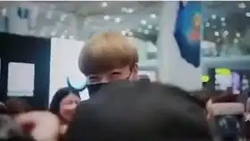 黄明昊给蔡徐坤讲笑话一块玻璃从20楼掉下来,它会说什么
