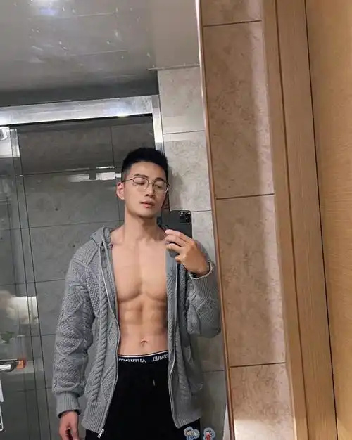 颜值超高的小哥哥,拥有八块腹肌,还是个健身达人