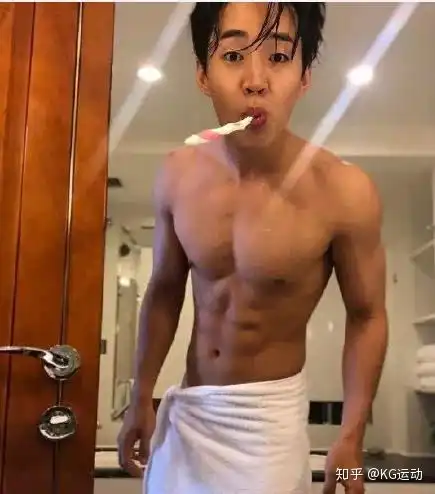 刘宪华晒出了腹肌硬照,看似文弱小生,实则超a硬汉

