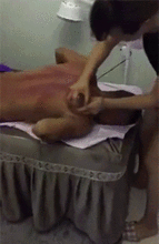 搞笑gif趣图妹子别掩饰了,你的肚子已经暴露了你的体重
