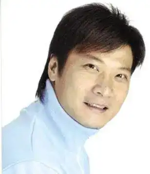 同父母不同命他偷拍千张裙底照晚年凄惨,弟弟却拿奖无数很幸福
