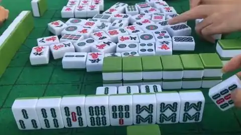 麻将小姐姐手里都是单牌,随便打出一张就放炮,结局搞笑了
