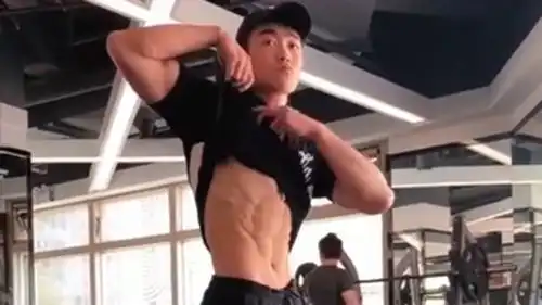 型男冲着镜头秀真空腹,八块腹肌犹如巧克力,鲨鱼线也棱角分明
