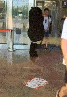 妹子,你怎么穿着裙子骑自行车的啊,你这自行车还没有车座怎么骑
