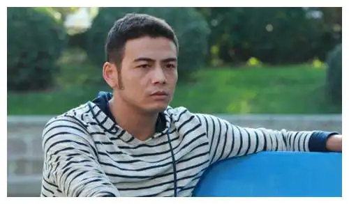 杨烁8年前主演的一部剧,那时的他演技自然,跟油腻绝不沾边
