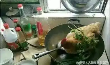同学聚会都会喝多了这场面有些让人担心
