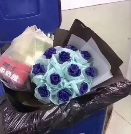 情人节花丢垃圾桶图片