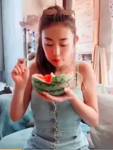 张雨绮前夫疑有新女友,单纯搞怪很年轻,两人开店卖衣服卖力宣传
