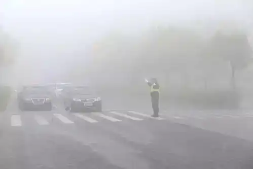 雾霾天误闯红灯,算交通违法吗
