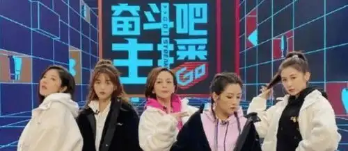 王琳在节目中下跪,惹全场变脸,雪姨一点都不雪姨
