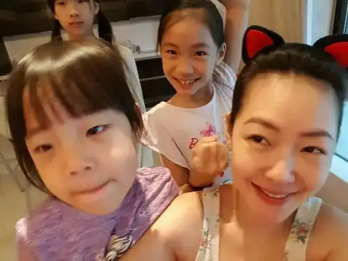 小s放纵未成年女儿搞擦边她这么缺钱了吗
