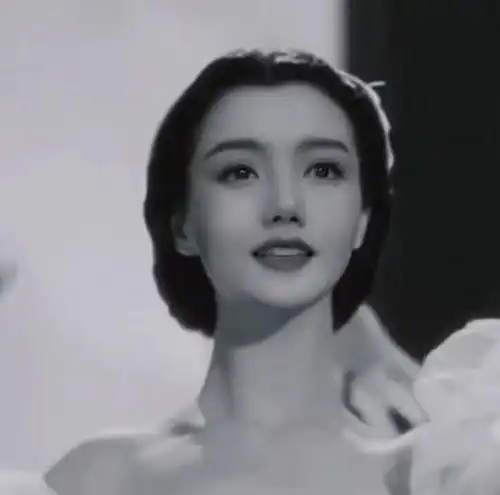 女生头像我会遇到有趣的人但你的位置一直都是你的
