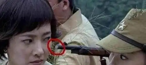 史上最尬穿帮镜头,关晓彤露大腿,简直不要太穿越啊
