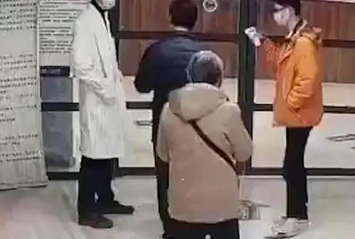 男子进医院不戴口罩,还一拳打倒防疫人员,疫情面前非得搞特殊
