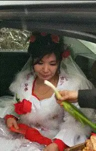 爆笑gif趣图奔三的老阿姨了,还好意思过生日扎心不,老妹
