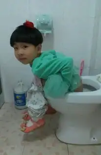 儿童搞笑图片之小朋友尿尿,父母奇招多.儿童搞笑图片笑话帮
