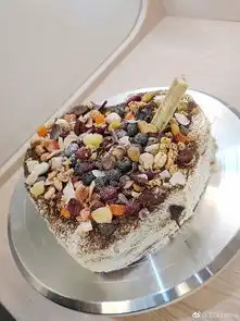 刘涛晒兔耳朵自拍搞怪上线自制生日蛋糕投喂剧组同伴
