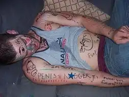 爆笑老外酒醉被恶搞
