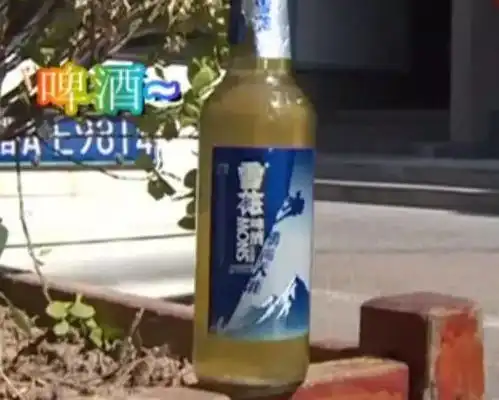 雪花啤酒真喝出了雪花怀疑是卫生纸,敢不敢喝
