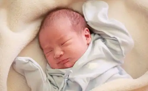 婴儿何时能睡整夜觉家长注意3个方面,夜里带娃睡得更香
