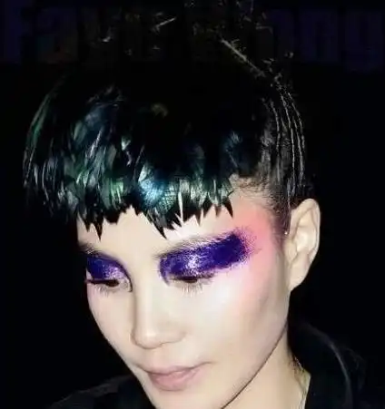 冲天辫之后又是熊猫眼,窦靖童搞怪千奇百怪,地球不适合她
