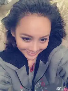 宁静扎冲天辫搞怪化宿醉妆玩油头style
