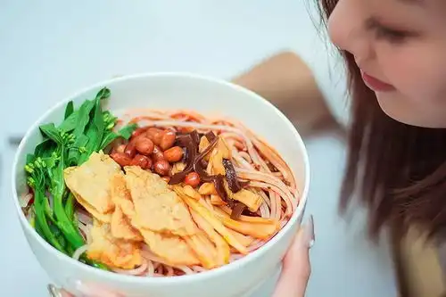 十年了,我终于吃到这碗膨胀的螺蛳粉
