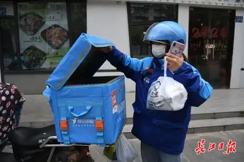 女跆拳道教练做外卖骑手图集