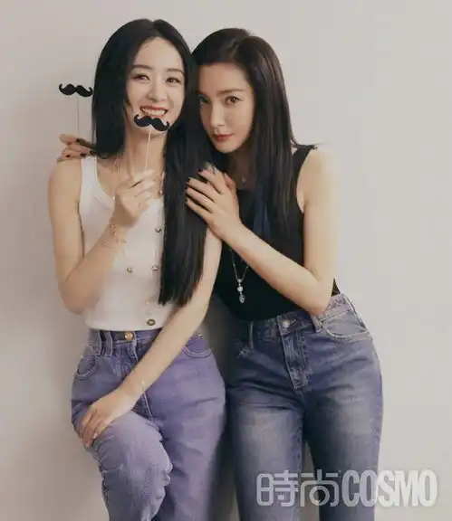 赵丽颖李冰冰合体,沙发倒躺秀美腿,土味睡衣照像搞石油的富婆
