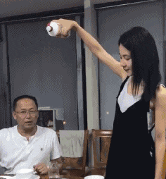 搞笑gif趣图媳妇第一次做鱼,鱼还在锅里跳,她人却不见了
