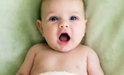 小宝宝肚子饿了,看见肚子上的肉肉,结果发生了有趣一幕
