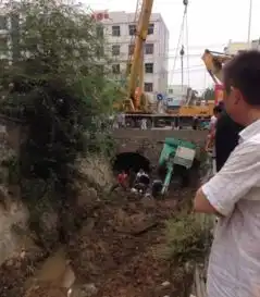 南阳唐河一挖土机连车带人掉下河
